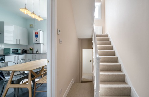 Tollington Apartment | JOIVY Splendid townhouse flat w/backyard