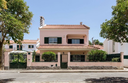 Charneca de Caparica e Sobreda House | JOIVy Superb house w/garden & patio