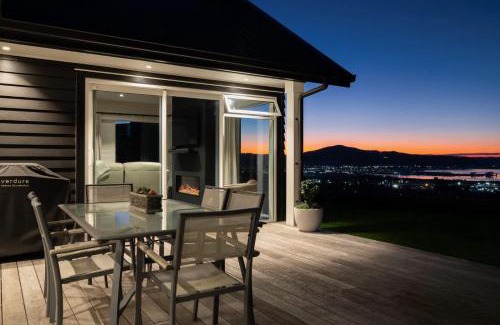 Lynmore House | Jojo's Lookout - Stunning Lake Views with Spa