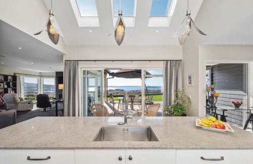 Lynmore House | Jojo's Lookout - Stunning Lake Views with Spa