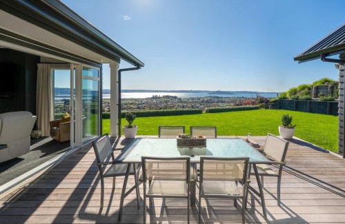 Lynmore House | Jojo's Lookout - Stunning Lake Views with Spa