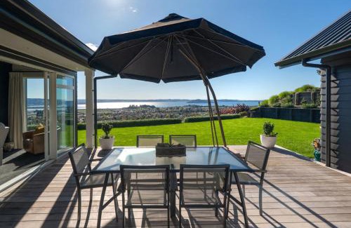 Lynmore House | Jojo's Lookout - Stunning Lake Views with Spa