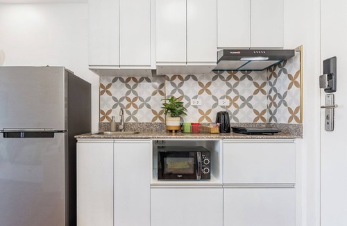 Mactan Export Processing Zone Apartment | Jolenia by J&J (Near Airport | Pool| WiFi)