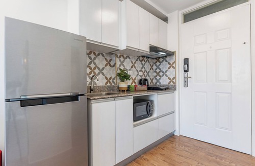 Mactan Export Processing Zone Apartment | Jolenia by J&J (Near Airport | Pool| WiFi)