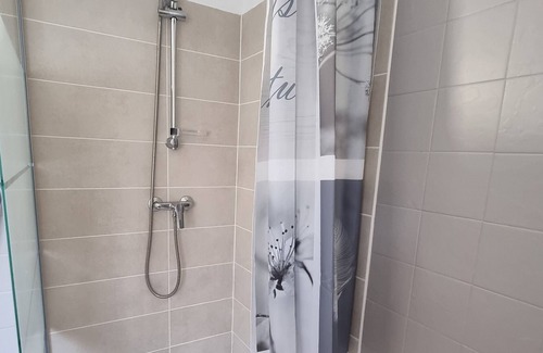 Entraigues-sur-la-Sorgue Apartment | Joli Appartement Pour 4 Personnes Avec Piscine