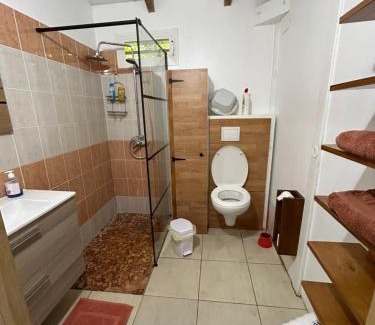 Les Abymes Apartment | Joli bungalow fleuri