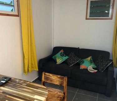 Les Abymes Apartment | Joli bungalow fleuri