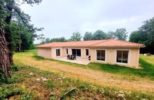 Saint-Vincent-sur-l'Isle House | "Jolie Maison Confortable au Coeur d'un Environnement Calme et Boisé"
