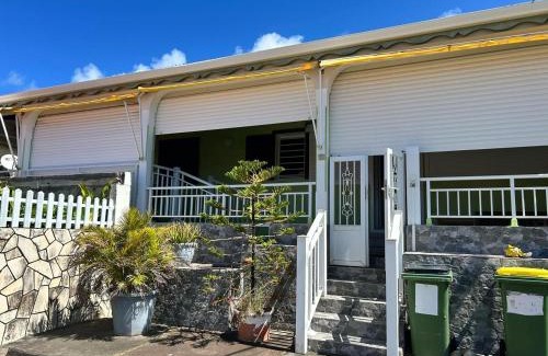 Vieux-Fort House | Jolie maison saisonnière en Guadeloupe de 160m2 disposant de 4 chambres 2 toilettes une grande véranda et terrasse