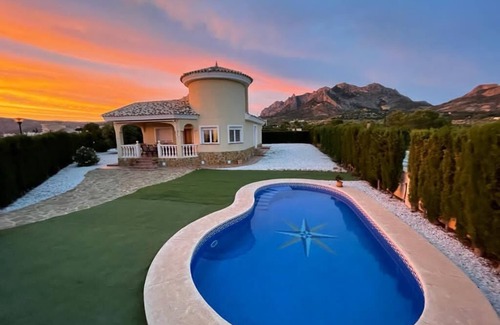 Busot Villa | Jolie Villa à Busot Avec 3 Chambres et Piscine Privée