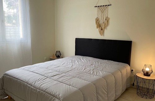 Florensac Villa | Jolie Villa Avec Garage , Parking Privé et Jardin a 15 mn des Plages