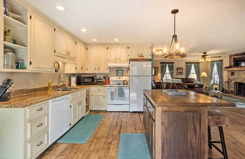 Franklin House | 'Joshua’s Lodge' w/Hot Tub + Mountain Views!