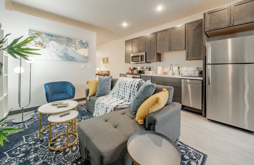 Westown Apartment | Journal Commons 407 · Deluxe 1BR in Historic West Town