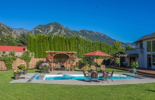 Leavenworth House | Joyful Place ~ Saltwater Pool ~ Hot Tub ~ Game Room