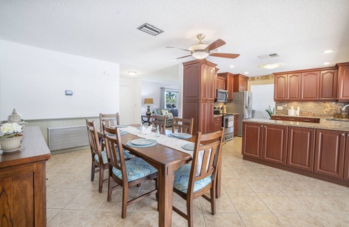 Apollo Beach Villa | Joyful Waterfront Heated Pool 30d+ discount 3b-2bth full of games