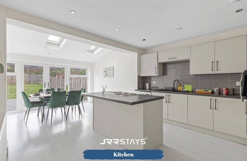 Tipton House | JRR Stays - West Midlands - Tipton - DY4 With Parking