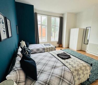 Mapesbury House | Jubilee Rooms 15 Minutes Central London