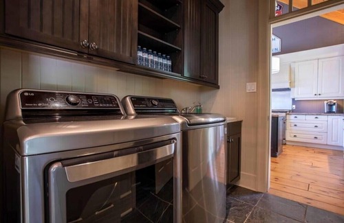 Minett House | Juddhaven Lake Rosseau Lake House with all the bells and whistles!