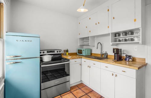 Downtown House | Julia Place-Walk downtown from old Florida glam!