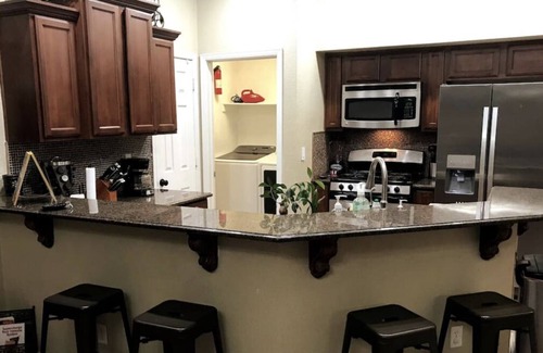 Biggs Field House | Juliette’s place for 8 guests 3 bedrooms/ 2 bath’s, 5 beds, private backyard