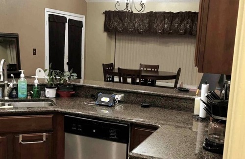 Biggs Field House | Juliette’s place for 8 guests 3 bedrooms/ 2 bath’s, 5 beds, private backyard