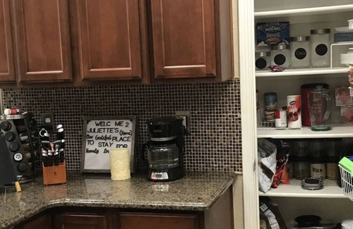 Biggs Field House | Juliette’s place for 8 guests 3 bedrooms/ 2 bath’s, 5 beds, private backyard