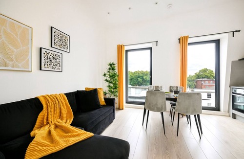 Ealing Apartment | Jungle Oasis in London- Sleeps 4
