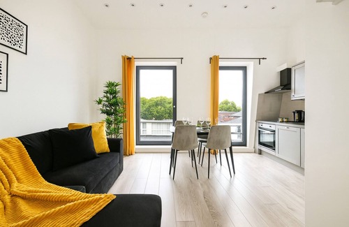 Ealing Apartment | Jungle Oasis in London- Sleeps 4