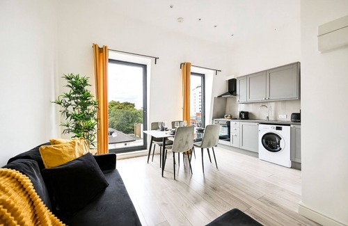Ealing Apartment | Jungle Oasis in London- Sleeps 4