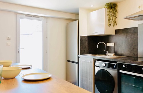 Brignoles Apartment | Juni - Air-conditioned & Balcony