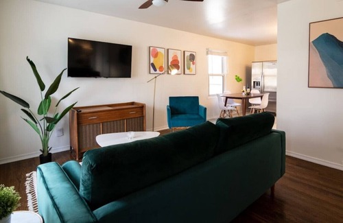 Westfield Apartment | Juniper * Midcentury Modern 4BED Retreat Westfield
