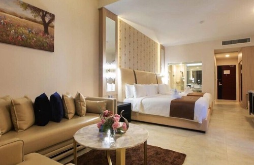 Khanong Phra Hotel | Jupiter Trevi Resort and Spa