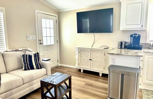 North Naples House | Just 2 Miles to Beach: Charming Getaway - Pool - Sports – Lake Activities