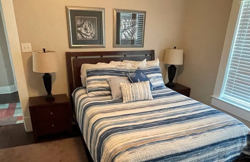 Galveston Cottage | Just 3 blocks from the beach!