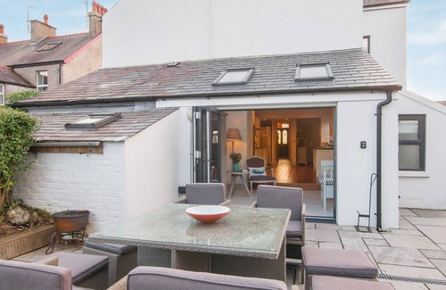 Edern Cottage | Just a short walk from the sandy beach at Morfa Nefyn, sleeping 8 with Wi-Fi.