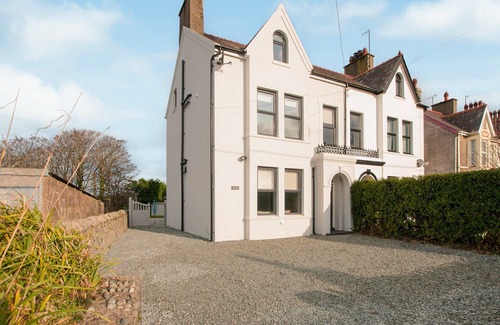 Edern Cottage | Just a short walk from the sandy beach at Morfa Nefyn, sleeping 8 with Wi-Fi.