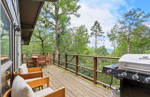 Beech Mountain Cabin | Just renovated cabin with firepit, pool table, 2 porches, & 3 mins to lift