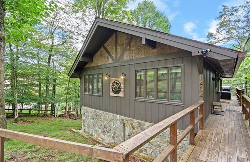 Beech Mountain Cabin | Just renovated cabin with firepit, pool table, 2 porches, & 3 mins to lift