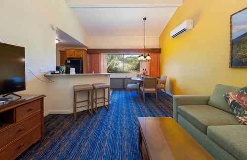 Princeville Hotel | Just What You're Looking For! W/Kitchen, Outdoor Pool, Free Parking!