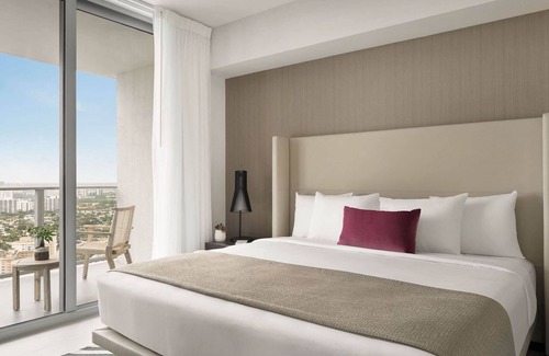 Hollywood South Central Beach Hotel | Just What You Were Looking For! 2 Relaxing Units, Kitchen, Pool, Oceanfront