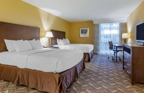 Roswell House | Just What You Were Looking For! 3 Classy Units, Free Breakfast, Pets Allowed
