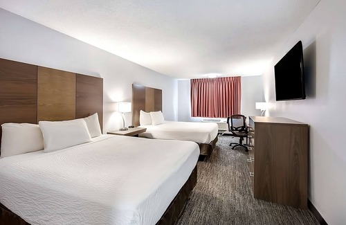 Grants Pass Hotel | Just What You Were Looking For! 2 Spacious Units. Close to GP Shopping Center!