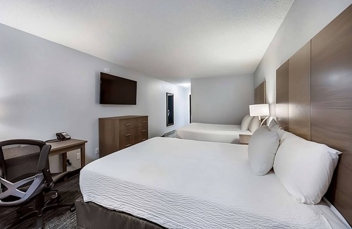 Grants Pass Hotel | Just What You Were Looking For! 2 Spacious Units. Close to GP Shopping Center!
