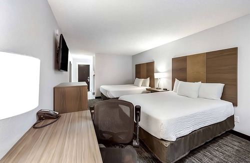 Grants Pass Hotel | Just What You Were Looking For! 2 Spacious Units. Close to GP Shopping Center!