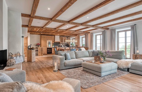Frasdorf Apartment | Königs-chalet-suite 200m², 2 Etagen, 4 Schlafzimmer, Wohnraum mit Küche, Hot Tube