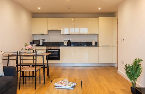 Slough Apartment | K Suites - Cozy 2 bed Apt w/balcony view