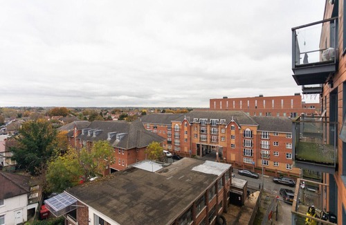 Slough Apartment | K Suites - Cozy 2 bed Apt w/balcony view