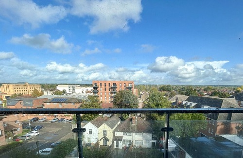 Slough Apartment | K Suites - Cozy 2 bed Apt w/balcony view