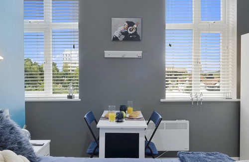 Hanger Hill Apartment | K Suites - Cozy Central 1 bed w/free parking