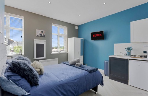 Hanger Hill Apartment | K Suites - Cozy Central 1 bed w/free parking